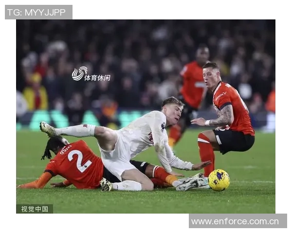 奥多贝尔精准传中特尔头球击中横梁险些破门