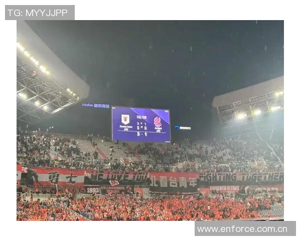 北看台球迷用手电筒拼出冠军奖杯形状为国安加油助威亚冠二国安战麦克阿瑟 北看台球迷用手电筒拼出冠军奖杯形状为国安加油助威亚冠二国安战麦克阿瑟