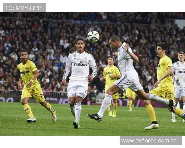 瓦拉内社媒晒与温格亨利合照观战科莫尤文重温足球传奇时刻