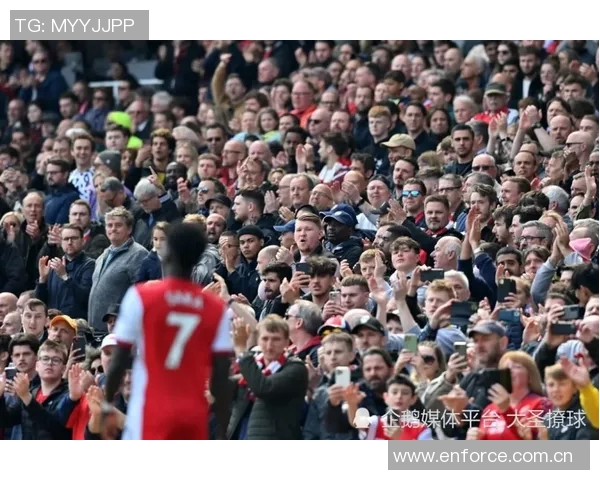 维尼修斯在阿森纳基地训练期间与枪手青训小将亲密合影留念