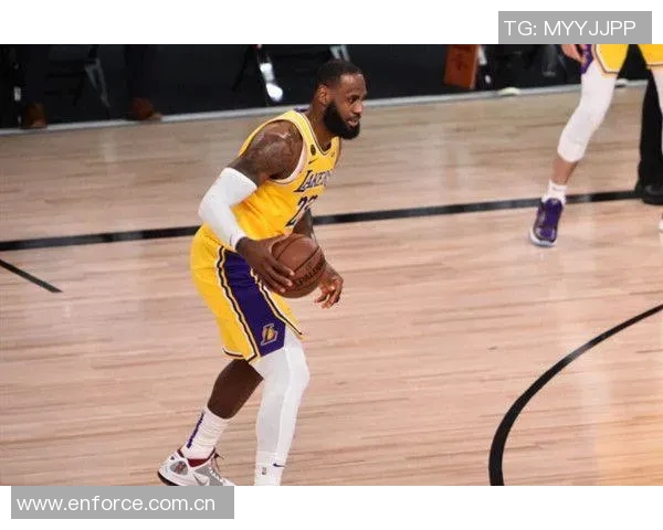 开拓者主场迎战湖人球员赛前时尚穿搭引关注小杨夹克搭配粉色小书包