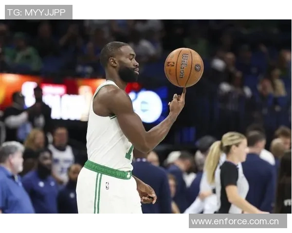 杰伦布朗半场表现出色13投8中贡献18分5助攻正负值高达5 杰伦布朗半场表现出色13投8中贡献18分5助攻正负值高达5