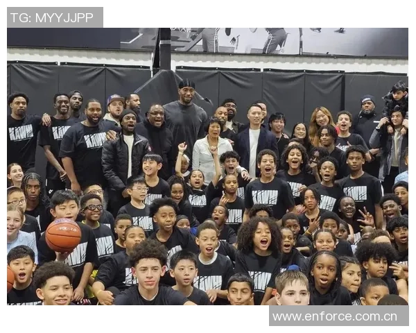 伦纳德因左膝不适提前结束客场之旅回洛杉矶接受治疗