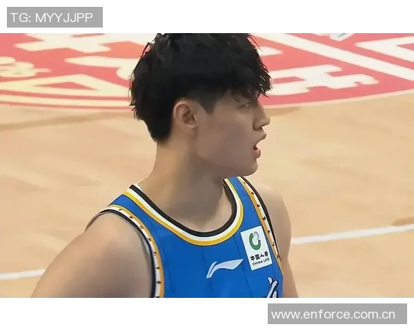 曾凡博突破遭遇压力险些失误及时回传队友化解危机