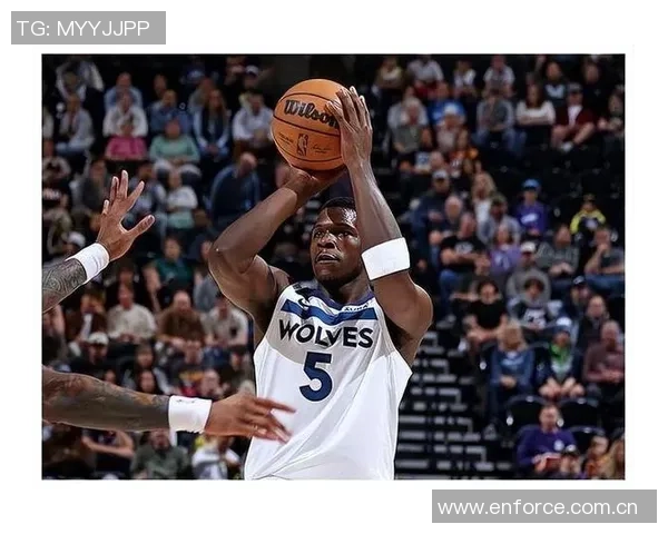 爱德华兹首节火力全开半场高效得分助球队继续进攻展现强大实力