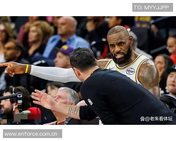 詹姆斯神之瞪激活艾顿三分群发威助力球队逆转胜利 詹姆斯神之瞪激活艾顿三分群发威助力球队逆转胜利